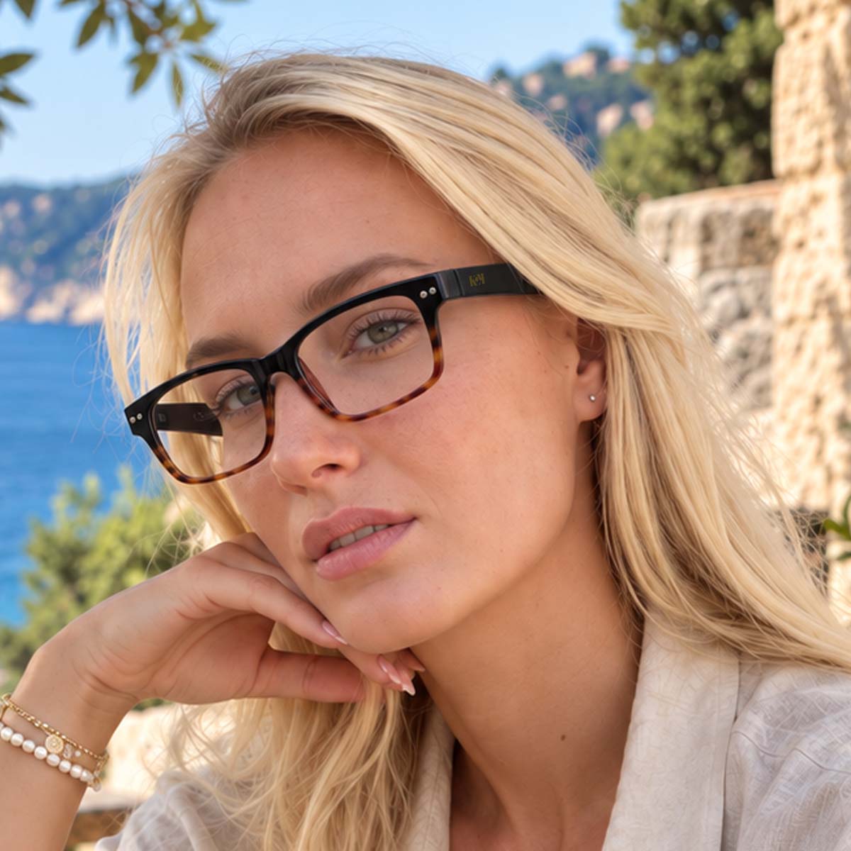 Lunettes de lecture pour presbytie TROPZ T11, monture rectangulaire noire et écaille ambrée avec branches noires, modèle mixte.
TROPZ T11 reading glasses for presbyopia, black and amber tortoiseshell rectangular frame with black temples, unisex style.