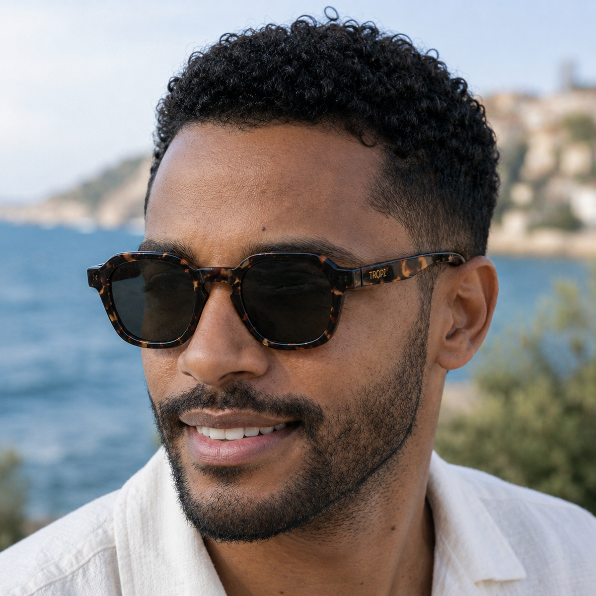 Lunettes de soleil carrées polarisées T47, monture écaille marron et verres Catégorie 3 UV400, modèle mixte homme et femme.
T47 square polarized sunglasses, brown tortoise frame with Category 3 UV400 lenses, unisex model for men and women.
