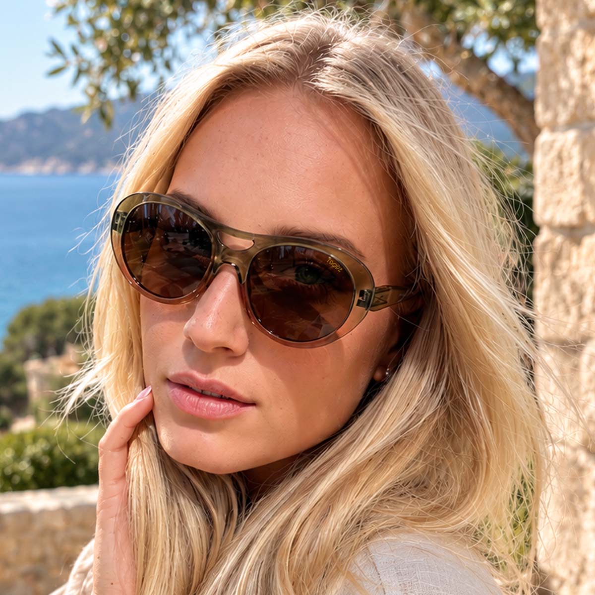 Lunettes de soleil polarisées catégorie 3 UV400, aviateur revisitées, monture transparente verte et rose, verres bruns , femme.