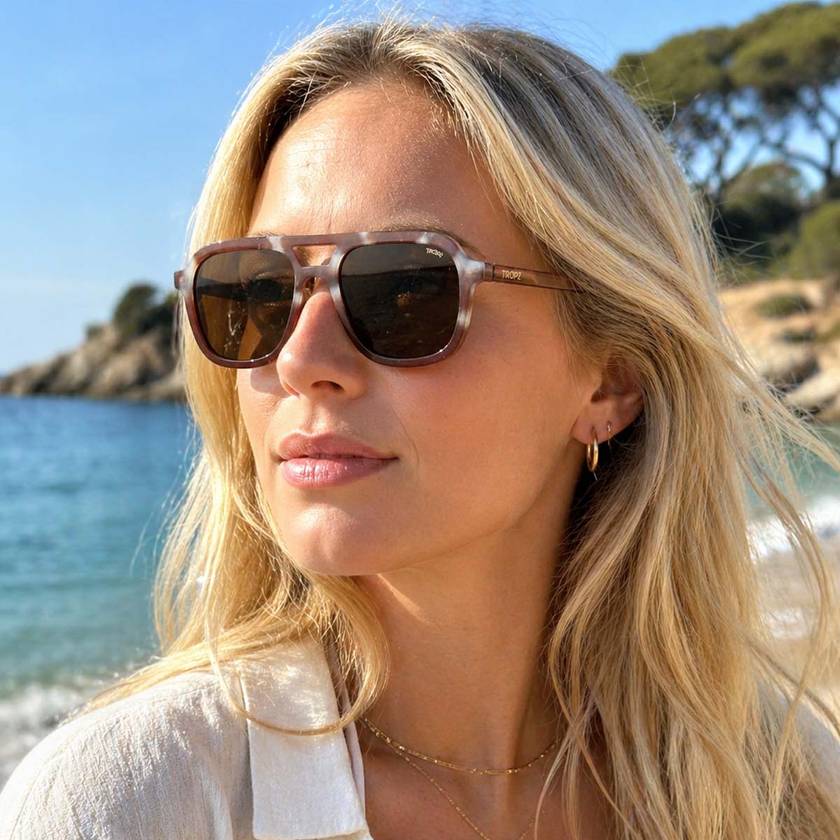 Lunettes de soleil aviateur polarisées T48, monture rouge bordeaux nacrée et verres Catégorie 3 UV400, pour homme et femme.
T48 polarized aviator sunglasses, pearlescent burgundy red frame with Category 3 UV400 lenses, for men and women.