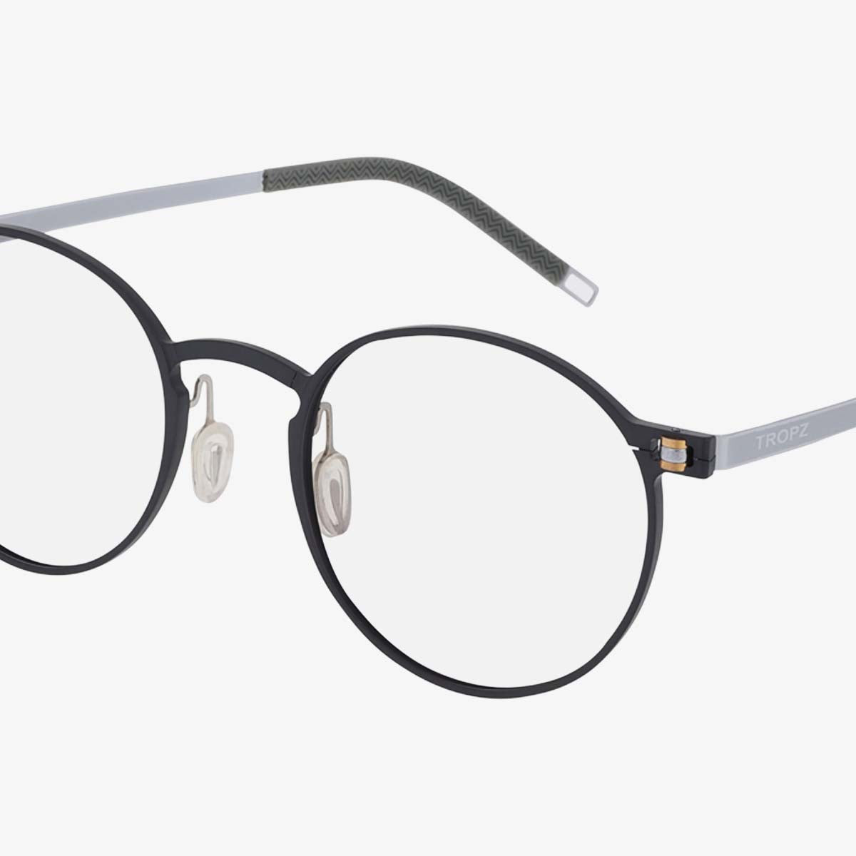 Lunettes Multi-Vision™ rondes en titane TROPZ N°11 portées, légères et confortables, pour une vision nette de près comme de loin.
TROPZ N°11 round titanium Multi-Vision™ glasses worn, lightweight and comfortable, for clear vision from near to far.