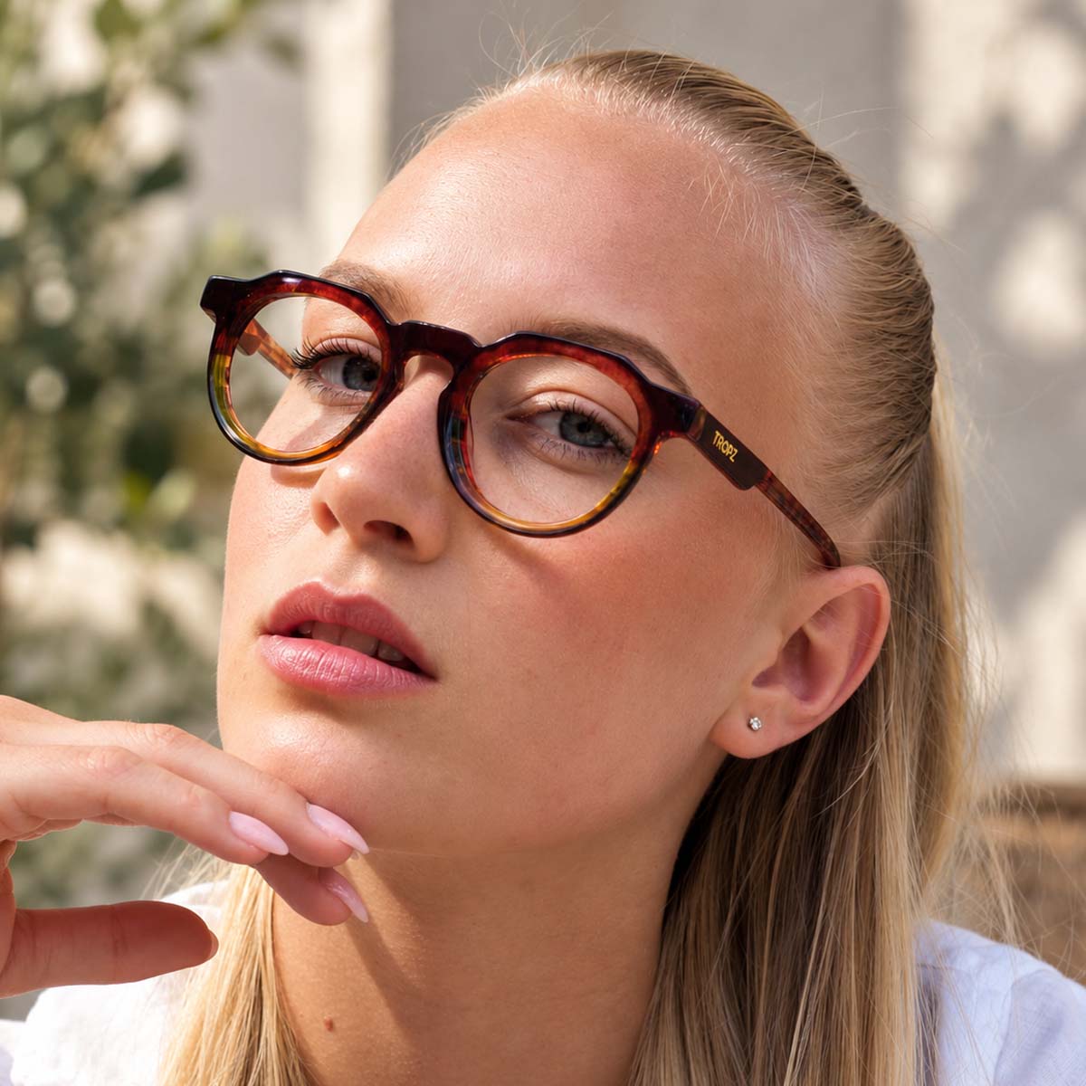 Lunettes Multi-Vision™ rondes TROPZ N°10 SUNRISE, monture rouge, ambre et jaune avec filtre anti-lumière bleue, pour voir net de près comme de loin.
TROPZ N°10 SUNRISE round Multi-Vision™ glasses, red, amber and yellow frame with blue light filter, for clear vision at near and far distances.