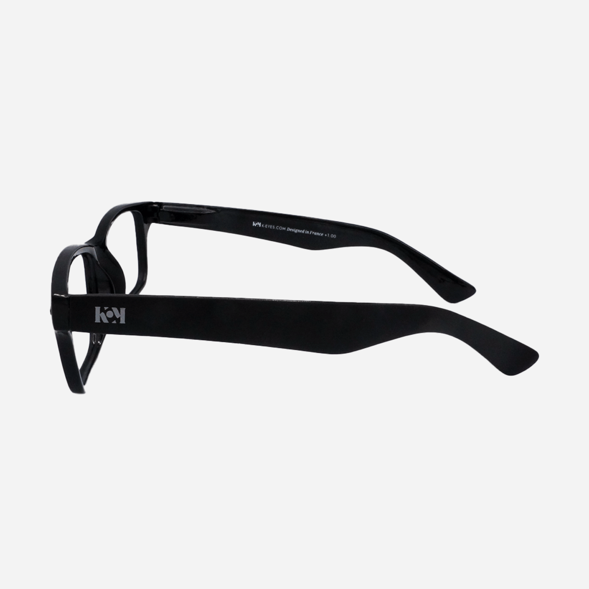 Lunettes de lecture noires pour presbytie TROPZ T11, monture rectangulaire mixte à branches larges.
Black reading glasses for presbyopia TROPZ T11, unisex rectangular frame with wide temples.