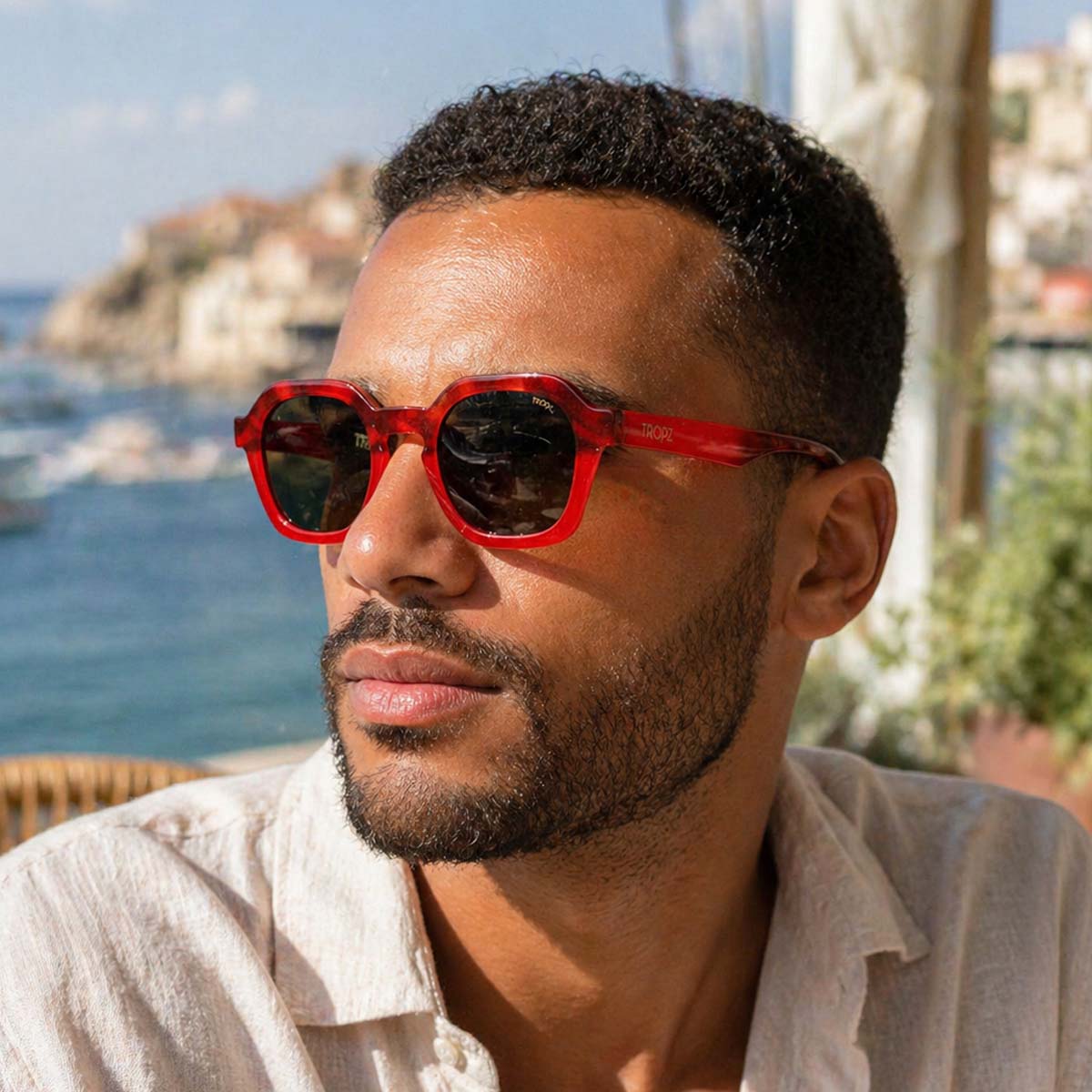 Lunettes de soleil carrées polarisées T47, monture rouge et verres Catégorie 3 UV400, modèle mixte homme et femme.
T47 square polarized sunglasses, red frame with Category 3 UV400 lenses, unisex model for men and women.