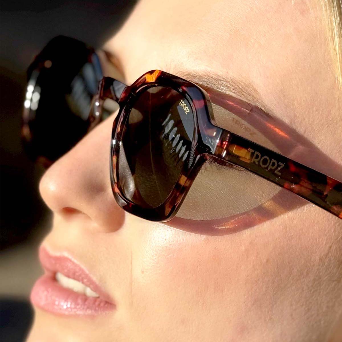 Lunettes de soleil carrées polarisées T47, monture écaille marron et verres Catégorie 3 UV400, modèle mixte homme et femme.
T47 square polarized sunglasses, brown tortoise frame with Category 3 UV400 lenses, unisex model for men and women.