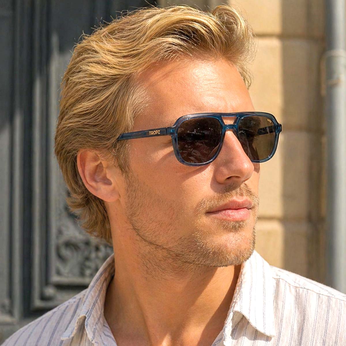 Lunettes de soleil aviateur polarisées T48, monture bleu transparent et verres Catégorie 3 UV400, pour homme et femme.
T48 polarized aviator sunglasses, blue frame with Category 3 UV400 lenses, for men and women.