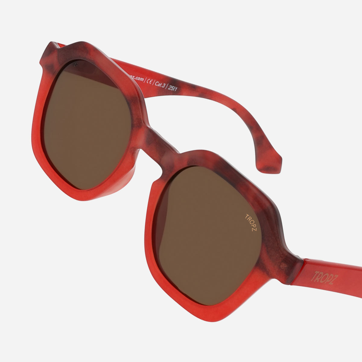 Lunettes-de-soleil-vente-domicile-rouge-carree-tendance