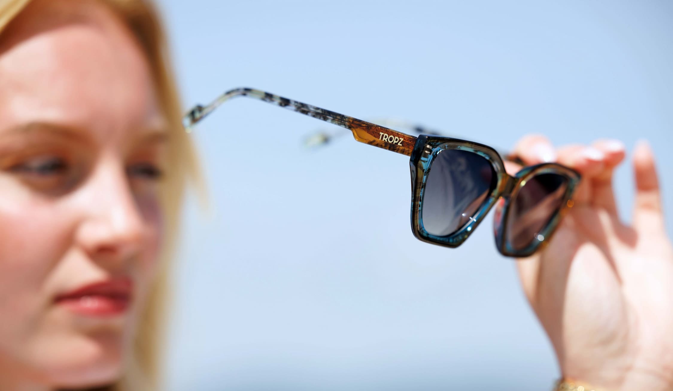 vente-a-domicile-lunettes-de-soleil-devenir-vdi-qui-marche